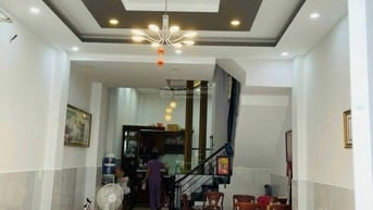 Chạy nợ nên bán nhà 61m2 Đ.Trịnh Hoài Đức, Q5 61m2/1TY180 , sát MT
