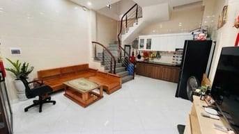 CHỈ HƠN 6 TỶ NHÀ 5 TẦNG - PHỐ TRẠM - NGAY GẦN Ô TÔ TRÁNH