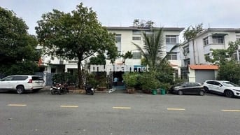 Biệt thự song lập mặt tiền Phạm Thái Bường, Phú Mỹ Hưng, Q7
