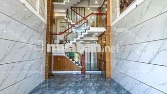 Nhà Sạch Sẻ DT 220m2 1Trệt 1Lửng 3Lầu 4Pn 5Wc Sân Thượng Hẻm Xe Tải