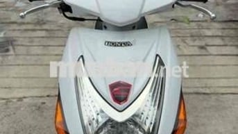Honda Click trắng, tay ga, chất liệu nhựa