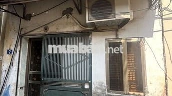 Thuỵ Phương đất vuông như tờ A4, ô tô lùi đậu trước cửa