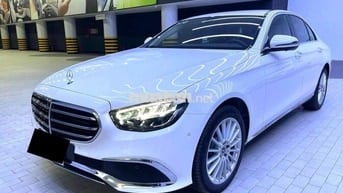 E200 Exclusive V1 - 9000 km Chính Hãng