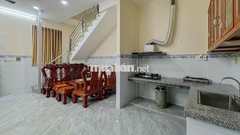 Nhà Nguyên căn 1 trệt 1 lầu 1 phòng ngủ 2 tolet.