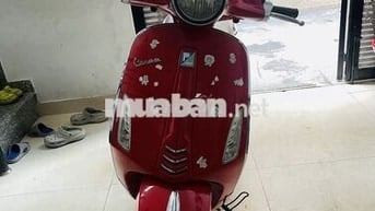 Xe tay ga Vespa Primavera 125CC màu đỏ.