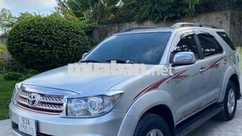XE GIA ĐÌNH CẦN BÁN XE TOYOTA FORTUNER ĐỜI 2011