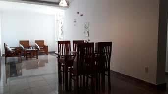 Căn hộ 2PN đầy đủ nội thất, thiết kế gỗ đơn giản, ấm áp, sang trọng