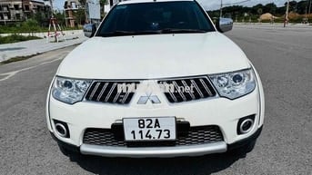 Pajero Sport  4x4  máy dầu hai cầu có đỗ xe