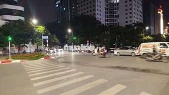 Tôi cần bán nhà mặt ngõ Văn Cao, 5tầng full nội thất.