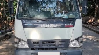 Bán xe tải Isuzu màu trắng có mui năm sản xuất 2018 đang hoạt động tốt