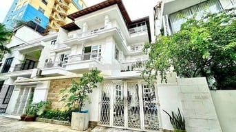 BIỆT THỰ SÂN VƯỜN CỰC ĐẸP - 43A Hoa Đào P7 Q.PN - Sân đậu xe 800m2 sàn
