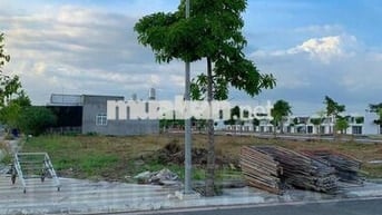 CHỦ NGỘP CẦN RA GẤP LÔ ĐẤT MẶT TIỀN  ĐƯỜNG NHỰA KHU DÂN CƯ