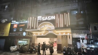 CẤN GẤP 3 NAM GIỮ XE QUÁN MÌ CAY SASIN Ở TRẦN HƯNG ĐẠO - QUẬN 1