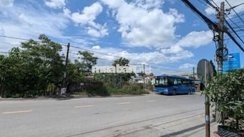 Đất đối diện bên xe hưng long . 350m ngang 10m