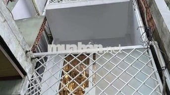 Bán nhà hẻm Lạc Long Quân, 3 tầng, ngang 2,5m, dài 6m, chỉ 2,1 tỷ