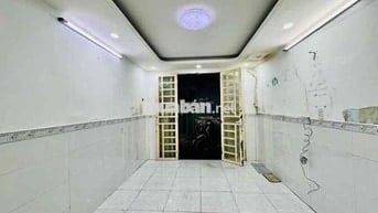 Ngay chợ Trần Đình Xu, Q1. Nhà 2 tầng 2pn ngay trung tâm Sài Gòn
