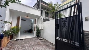Nhà có sân rộng, hẻm xe hơi. Thuận tiện ở và kinh doanh.