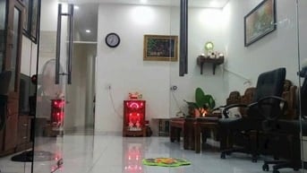 CĂN NHÀ GIÁ TỐT MẶT TIỀN ĐƯỜNG 10 M  SÁT CHỢ RẤT TIỆN KINH DOANH 