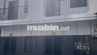 Nhà nguyên căn một trệt một lầu hẻm mới  trải nhựa , xe hơi ra vào