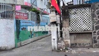 - Nhà bán Bông Sao P5 Q8  - DT : 4,5m x 9m - Kết cấu : Trệt , 2 Lầu Đú