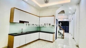 Nhà Sạch Sẻ DT 240m2 1Trệt 3Lầu 6Pn, 4Wc Sân Ôtô Hẻm Xe Tải APĐ Q12