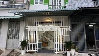 Nhà ngay KCN Tân Kim 860tr.dt sàn 100m2 2pn 2wc. 1 trệt 1 lầu sỗ sẳn.