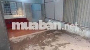 Nhà sạch sẽ ,có sân rộng đậu đc 2 xe bagac trong nhà ,vô ở liền