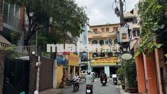 NHÀ MẶT TIỀN KD. CÓ SÂN. GẦN GẦN NGUYỄN VĂN TRỖI. VỊ TRÍ TRUNG TÂM