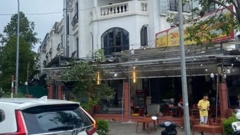 ba,n căn nhà sây 8 tơngf cầu thang máy chạy từ dưới lên tận lóc