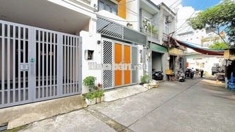 Nhà ở phù hợp với gia đình và có sân để xe otô LH chính chủ ***