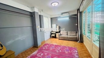 CHO THUÊ PHÒNG FULL NỘI THẤT. TÁCH BẾP. CÓ BAN CÔNG KDC TRUNG SƠN Q7.