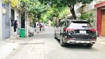 MT Trần Văn Danh (ngay HHT) đi bộ ra nhà Ga T3 - 16.6 tỉ