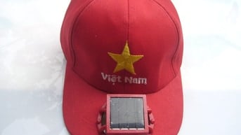 Mũ đỏ sao vàng có gắn quạt dùng năng lượng mặt trời