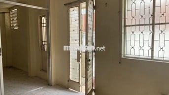 Toàn bộ lầu 1,2 như hình nhà MT Nơ Trang Long có lối đi riêng bên hông