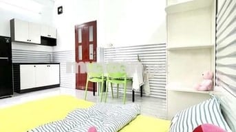 Cho thuê căn hộ ban công full nội thất Q10 gần Vòng xoay Dân Chủ CMT8