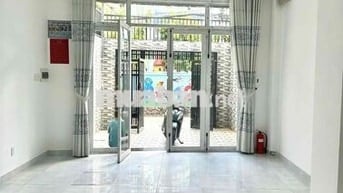 Nhà mới sân rộng thoáng sáng 5 phòng ngủ máy lạnh