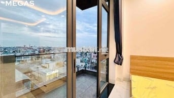 Studio ban công rộng rãi 🏙, ánh sáng tự nhiên, có bếp riêng.
