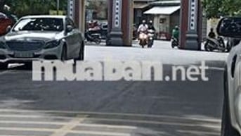 Bán đất, tặng nhà cấp 4, Phố Văn La, cách ô tô đỗ 10m, lô gócngõ nông,