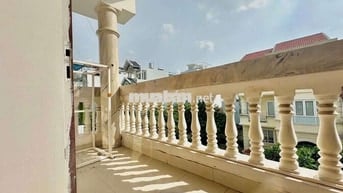 BAN CÔNG NGAY DƯƠNG QUẢNG HÀM THOÁNG SÁNG CHO SINH VIÊN VLU, IUH NÈ LẸ