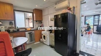 căn hộ 70- m2- cặp bên chợ hoàng hoa thám.