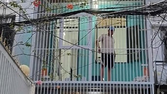 Nhà 1 tr+ 2 lầu+  gác lửng+  sân thượng 4 pn ,4 wc hẻm thoáng rông đẹp