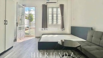 phòng ban công tại mặt tiền Khánh Hội trung tâm Q4