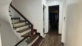 Bán gấp nhà Cầu Giấy để mua biệt thự, 50m2, 6 tầng, giá nhỉnh 15 tỷ