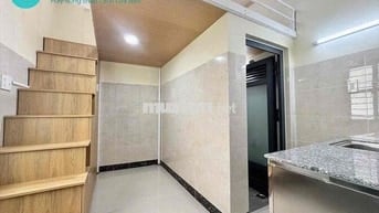 SIÊU PHẨM GÁC - GIÁ RẺ - CỬA SỔ THANG MÁY - NGAY ĐẠI HỌC HUTECH, VLU,.