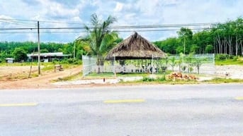Mặt tiền DT 750 cách trung tâm Long Hoà Tp.HCM chỉ 800m.