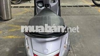 Yamaha Grande màu bạc, tay ga