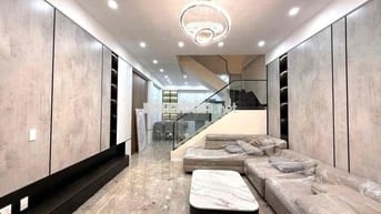 Bán căn nhà 4 tầng cực đẹp sân cổng ngay mặt đường Hùng Vương cầu quay