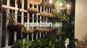 Bán Nhà có chỗ đậu xe ô tô + sân vườn