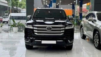 Bán Toyota Land Cruiser LC300 màu đen, Nội thất kem, sản xuất 2024.