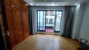 Cho thuê căn hộ mặt phố Cát Linh, sử dụng 80m2, 2 PN, thang máy
